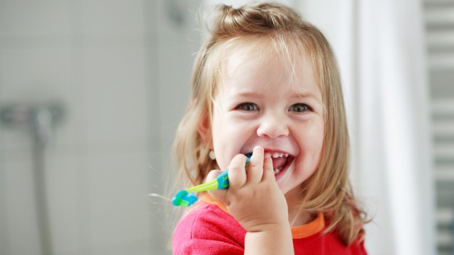 Малышка чистит зубы в ванной