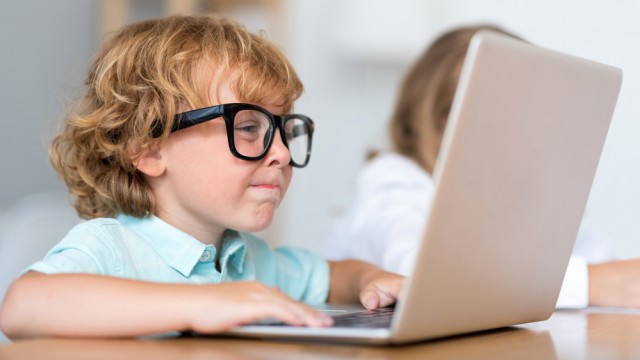 Дитина з ноутбуком