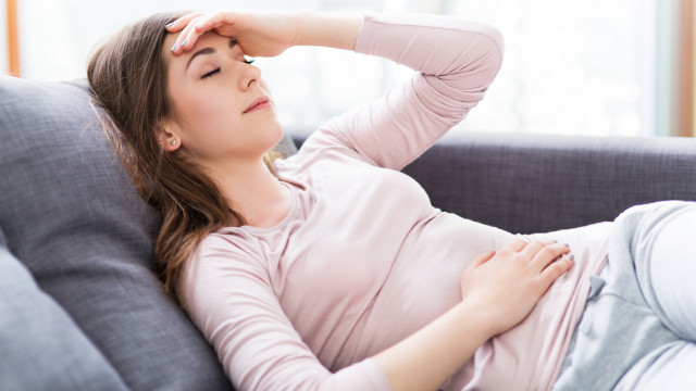 У дівчини болить голова