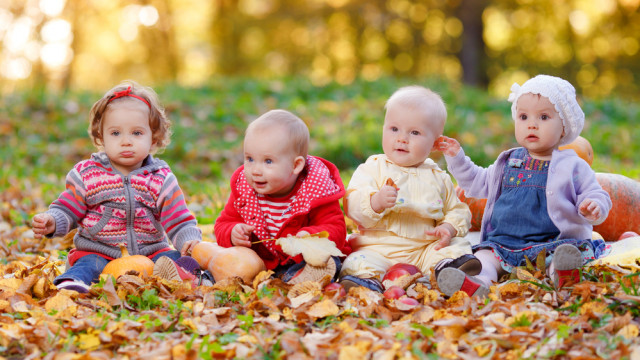 красивые дети осенью в парке