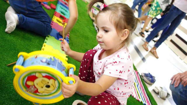 Девочка играет