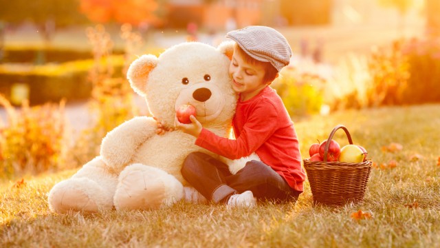  Дитина з плюшевим ведмедиком