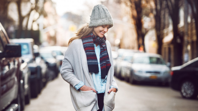 стильна дівчина на вулиці