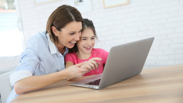 Мама с дочкой за компьютером