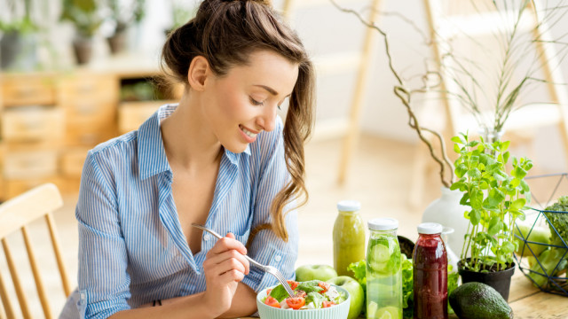 красива дівчина їсть корисну їжу