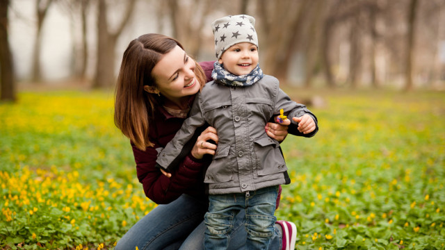 Мама с ребенком на прогулке в парке