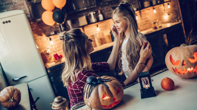 Мама делает дочке макияж на Хэллоуин