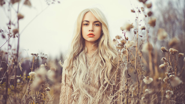 Блондинка с красной помадой на губах