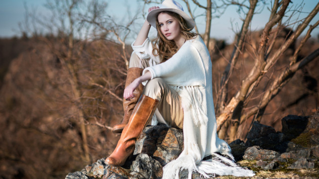 Девушка в коричневых сапогах