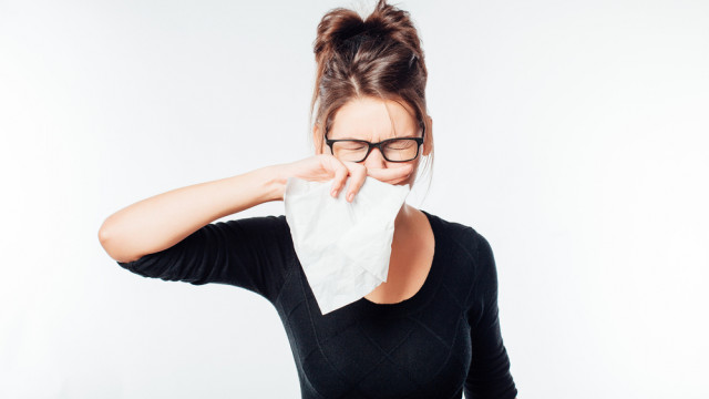 жінка нежить