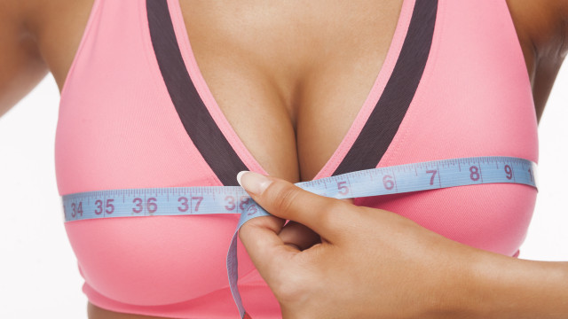 Красивая женская грудь в розовом топе