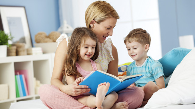 мама с малышами и книгой