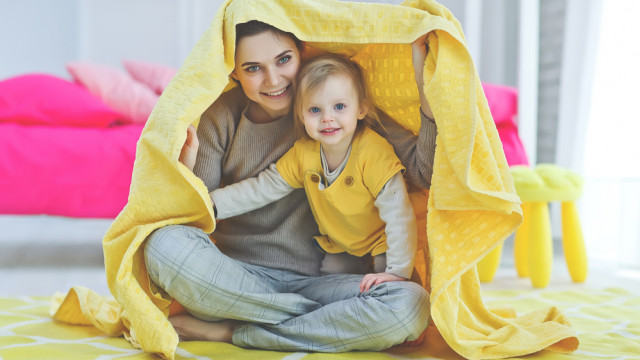 Ребенок с мамой под одеялом