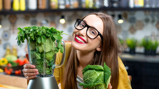 девушка делает зеленый крктейль , веган, вегетарианство