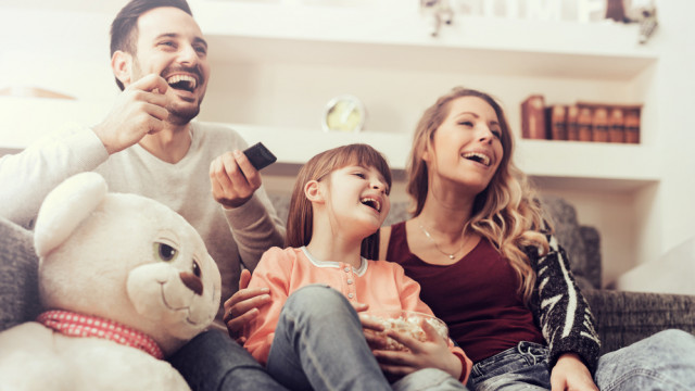 Батьки з донькою дивляться мультфільми