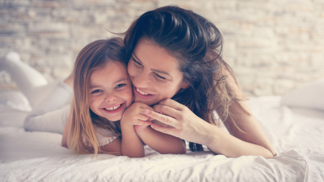 мама обнимает дочку