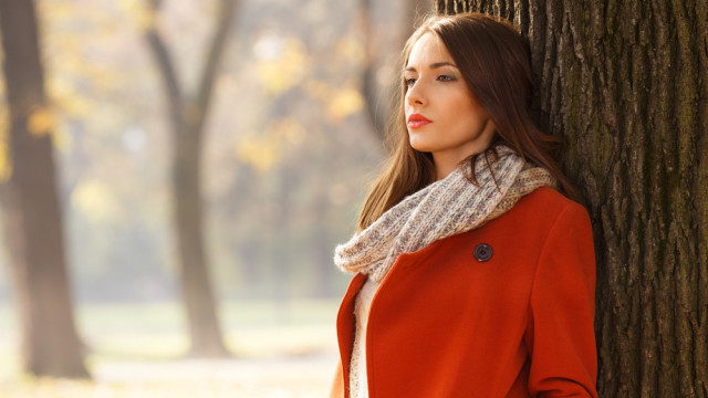 Грустная женщина осенью