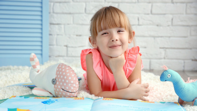 красивая девочка и игрушки