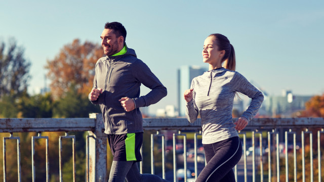 пара бегает