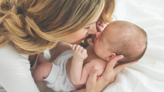 новорожденный с мамой на кровати