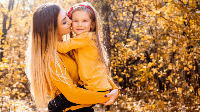 Молода мама тримає дочку на руках