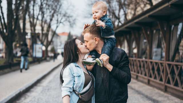 Молодая пара с ребенком