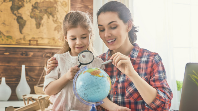 Мама и дочка с глобусом