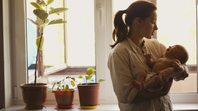 новорожденный плачет