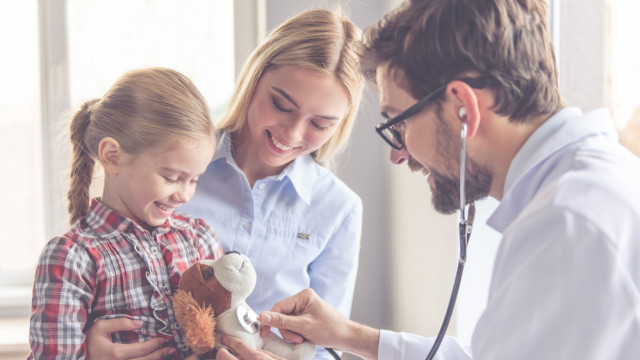 Девочка обследуется у врача