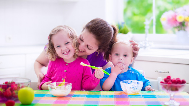 Мама с детьми на кухне