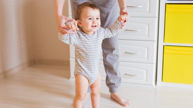 ребенок ходит