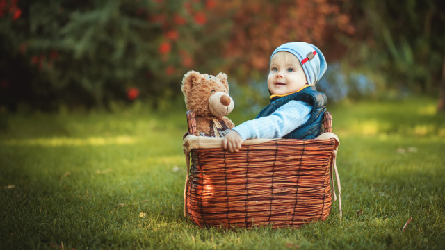 Малыш в плетеной корзине