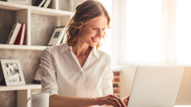 жінка сидить за ноутбуком