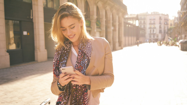 женщина и телефон