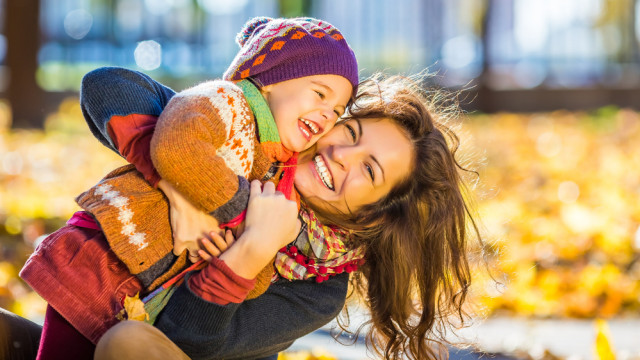 мама с ребенком осенью