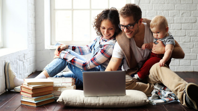 Счастливая семья дома