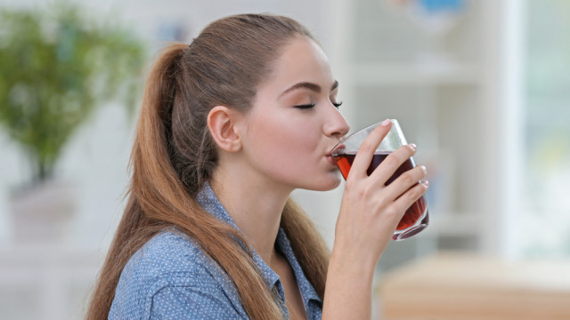 жінка п'є сік