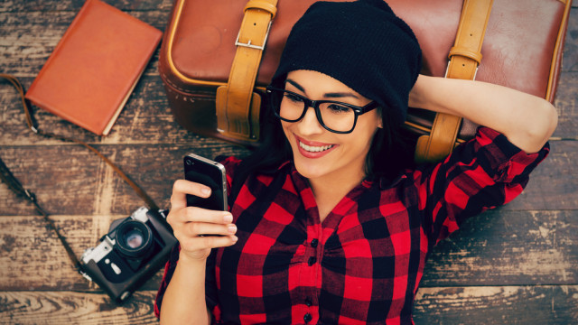 жінка з телефоном