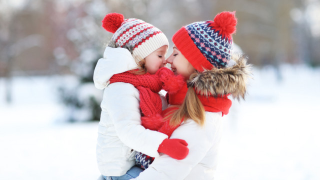 мама с ребенком зимой
