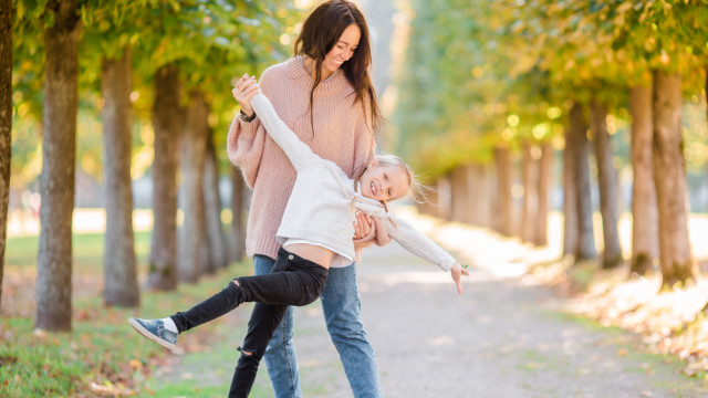 Дочка играет с мамой на улице