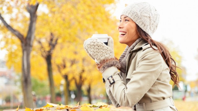 Девушка со стаканом кофе