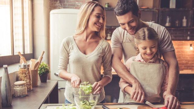 Семья готовит