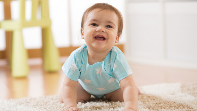 ребенок ползает