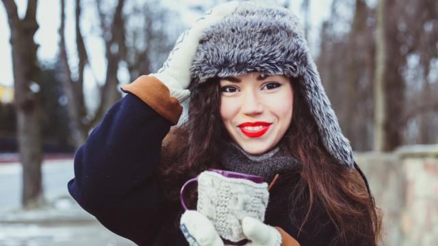 красивая девушка в шапке из меха