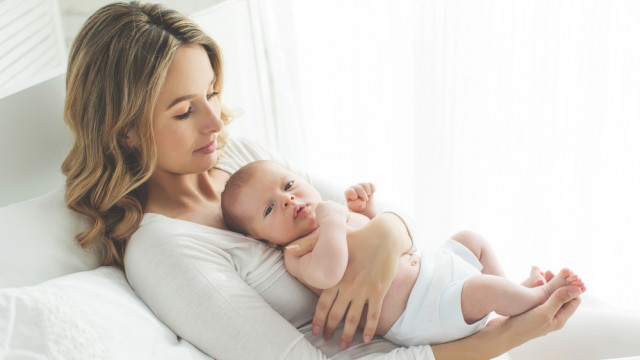 красива мама-блондинка з дитиною