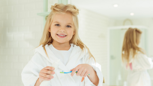 Девочка в белом халате