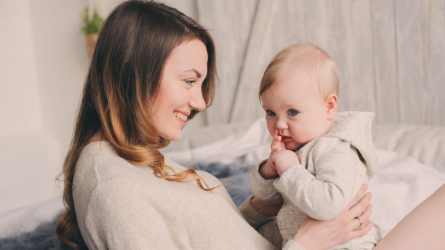 Мама смотрит на дочку