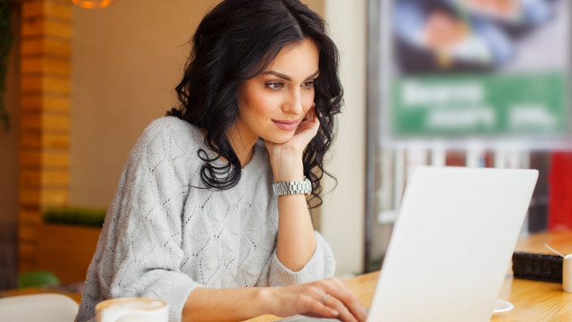 дівчина за ноутбуком плани листування інтернет-віртуал