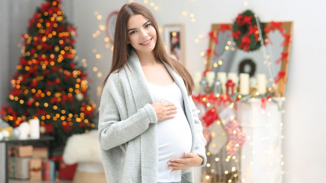 красива вагітна на новий рік позує