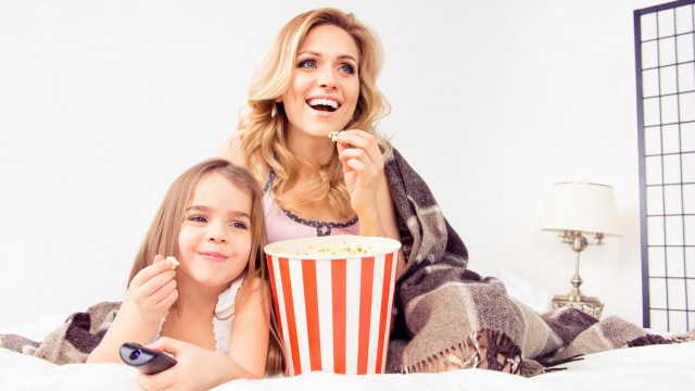 Мама с дочкой едят попкорн